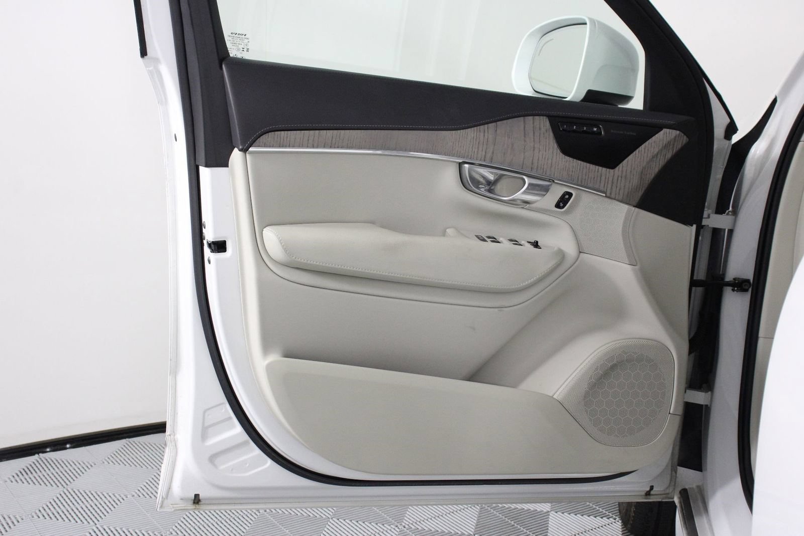Used 2023 Volvo XC90 T8 Ultimate AWD/4WD image 17