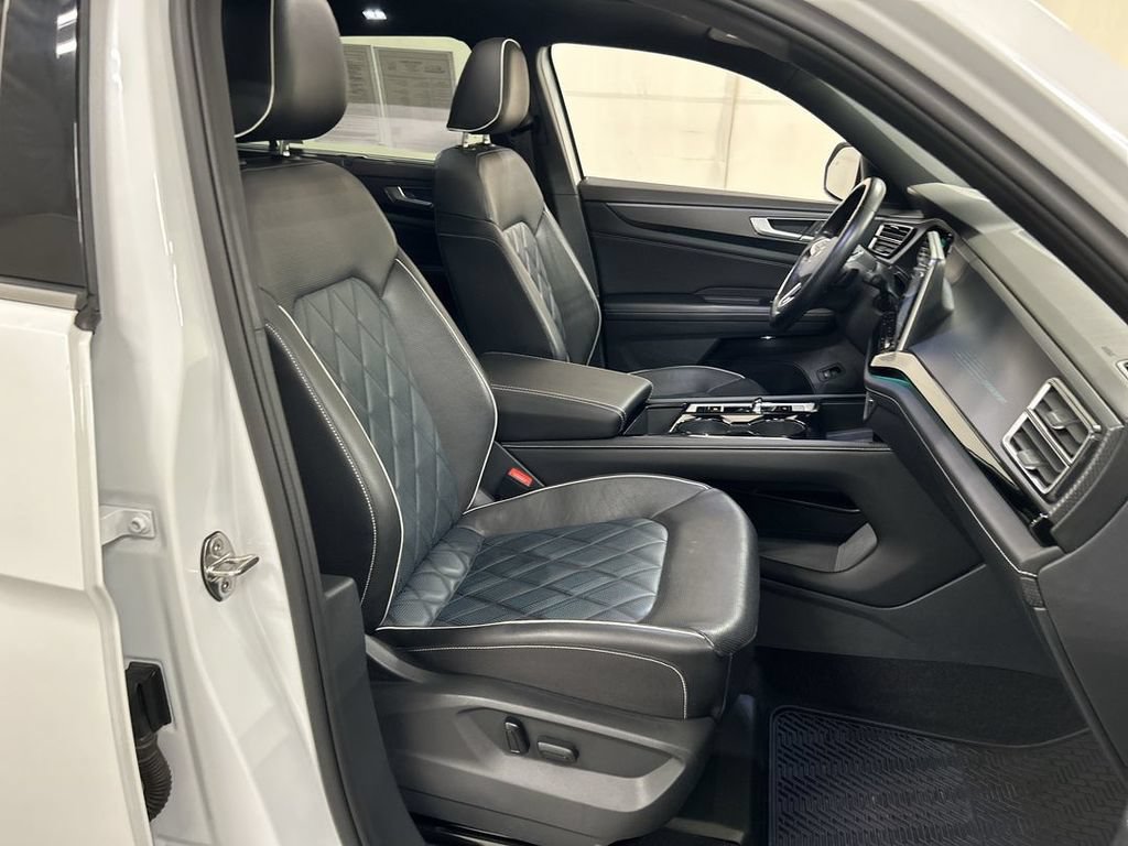 Certified 2024 Volkswagen Atlas Cross Sport SEL Premium R-Line AWD/4WD image 24