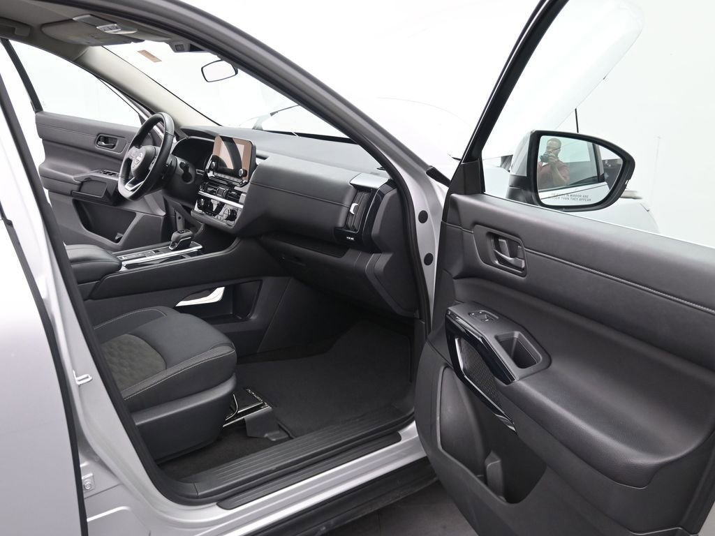 Used 2024 Nissan Pathfinder SV image 16
