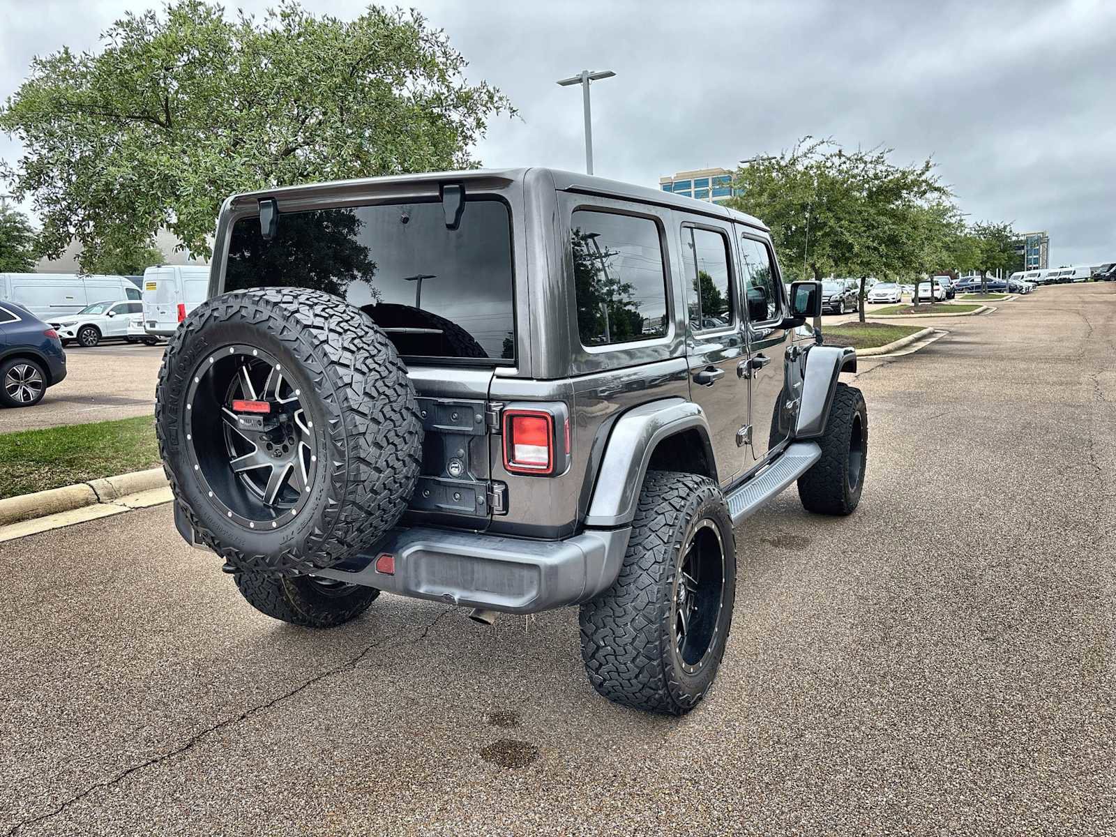 Used 2018 Jeep Wrangler Unlimited Sahara AWD/4WD image 8