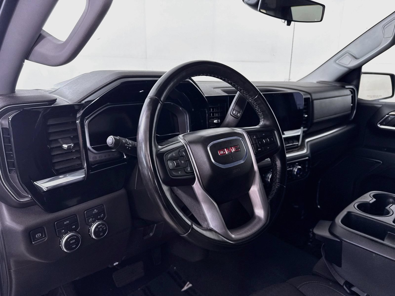 Used 2024 GMC Sierra 1500 Elevation w/ LPO, Elevation Black Package AWD/4WD image 4