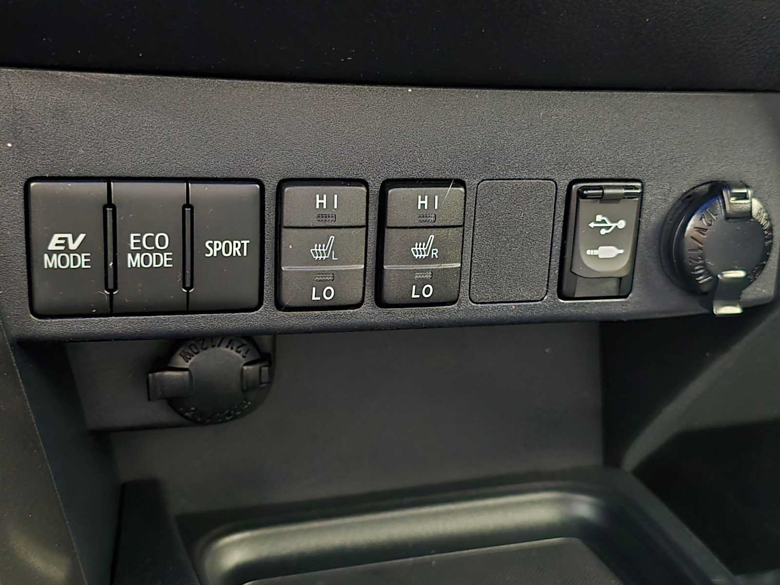 Used 2018 Toyota RAV4 SE AWD/4WD image 15