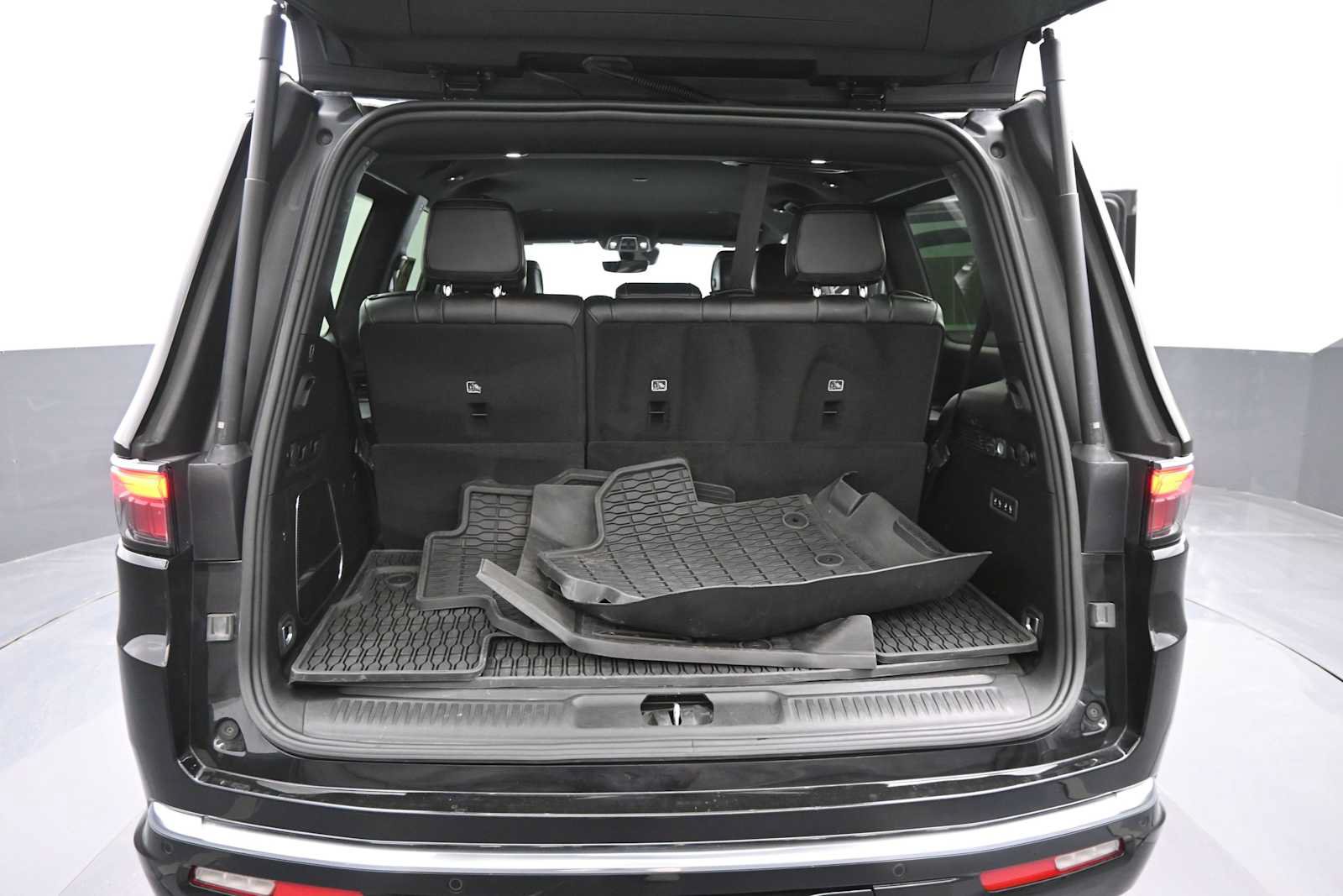 Used 2024 Jeep Wagoneer Series III AWD/4WD image 13