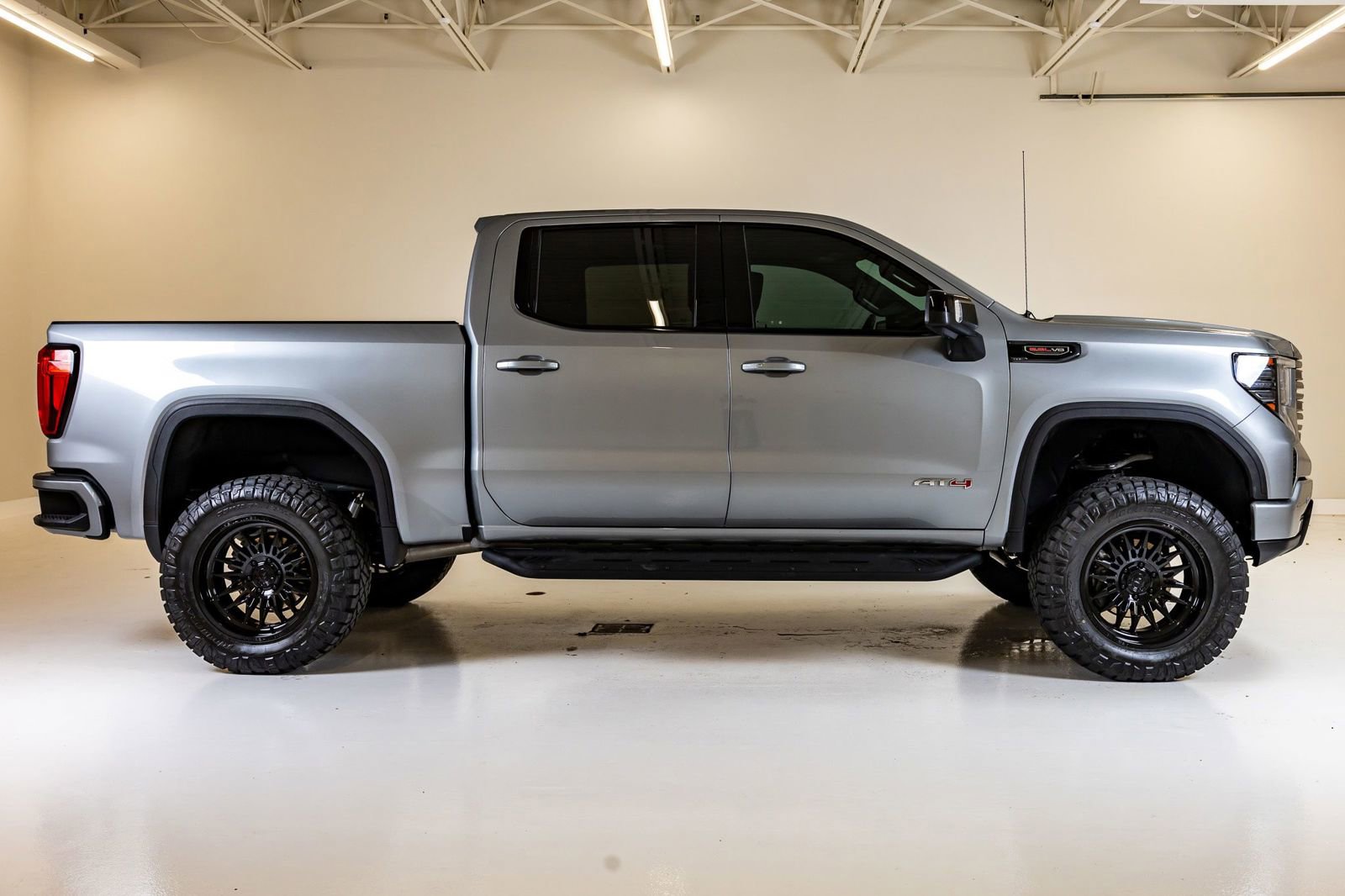 Used 2024 GMC Sierra 1500 AT4 w/ Technology Package AWD/4WD image 11