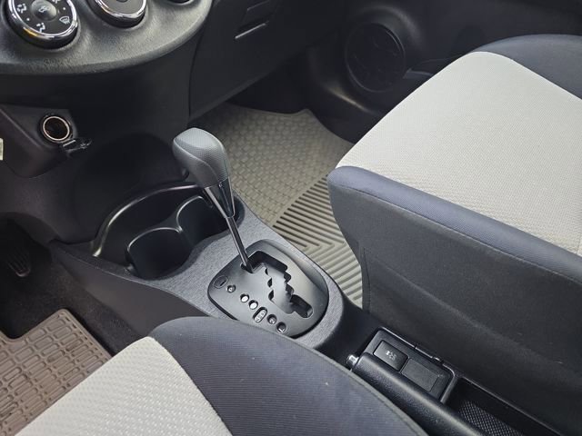 Used 2013 Toyota Yaris L image 25