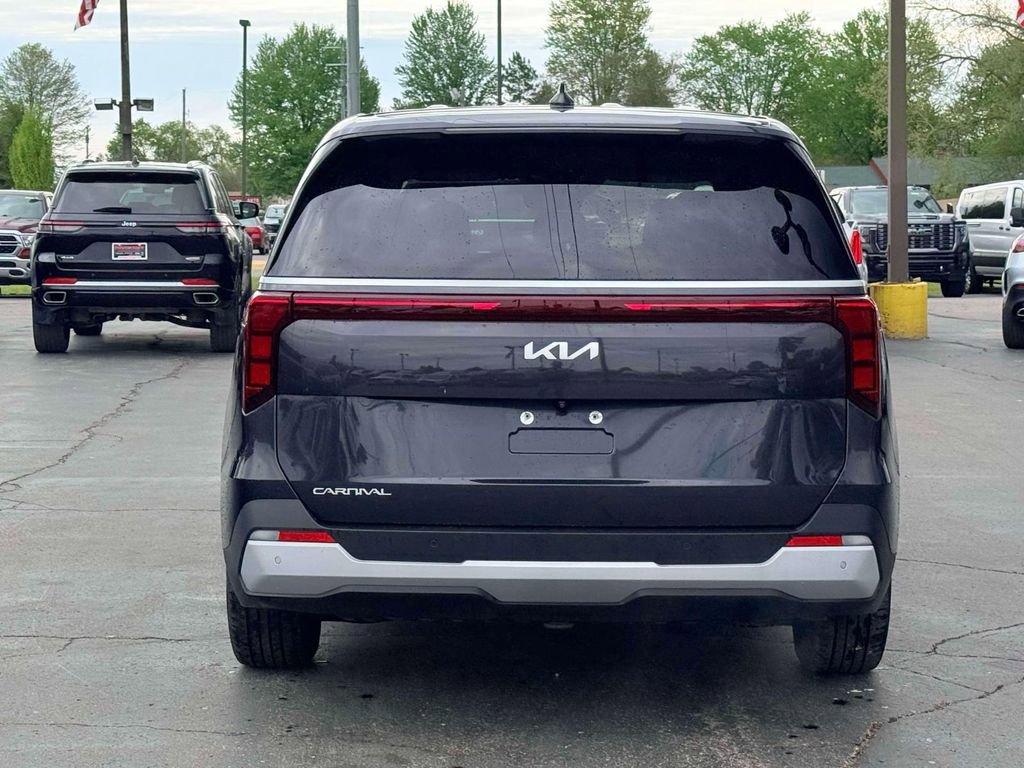 Used 2025 Kia Carnival FWD image 8