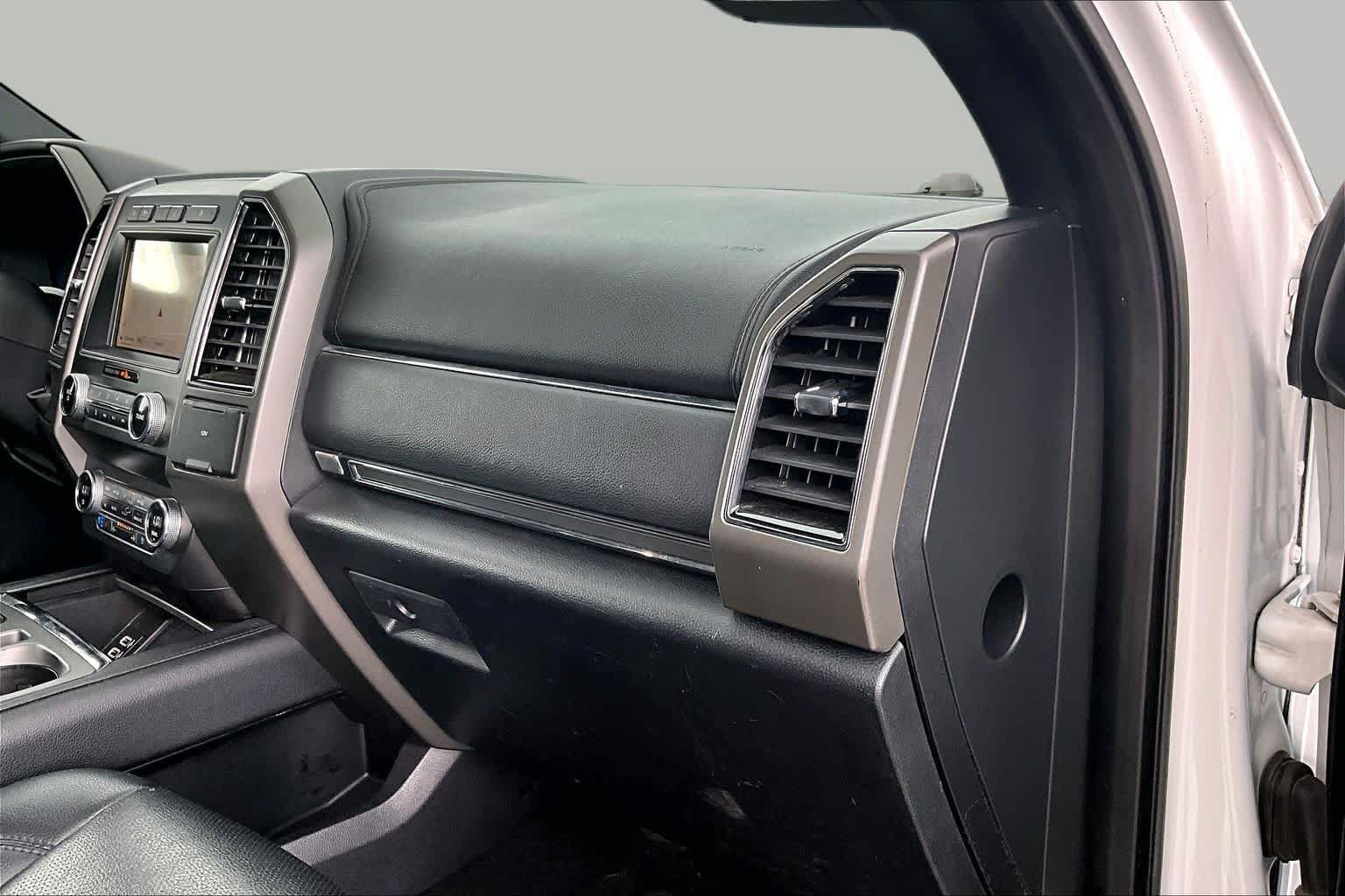 Used 2019 Ford Expedition XLT w/ Equipment Group 202A AWD/4WD image 18