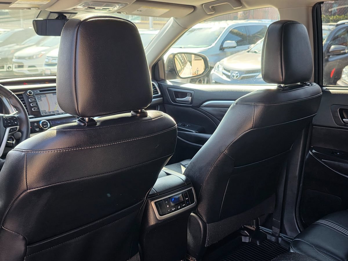 Used 2018 Toyota Highlander SE FWD image 28