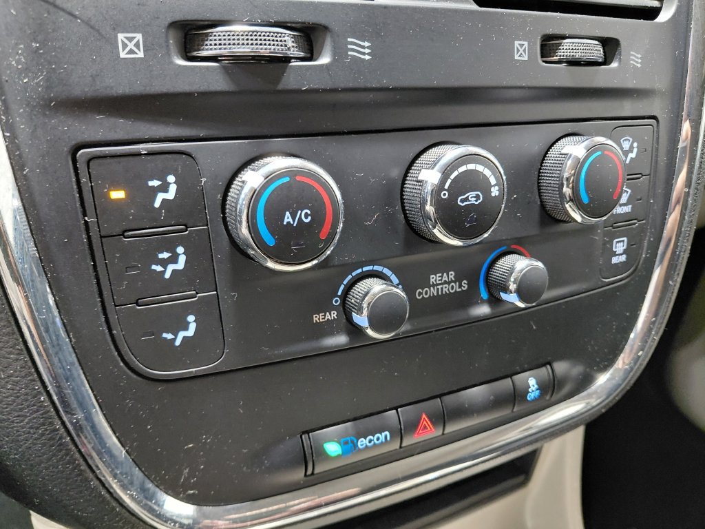 Used 2015 Dodge Grand Caravan SXT FWD image 25