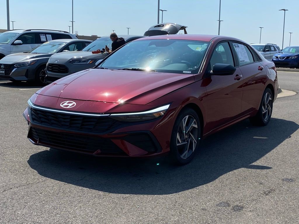 Used 2025 Hyundai Elantra Sport FWD image 2