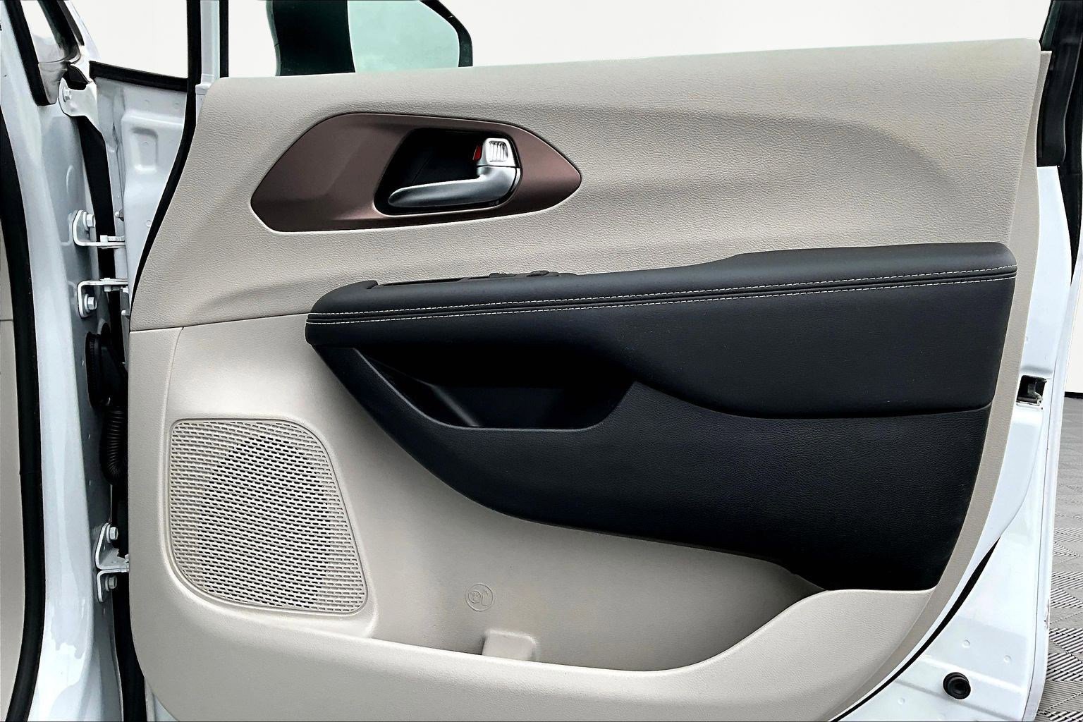 Used 2024 Chrysler Voyager LX image 29