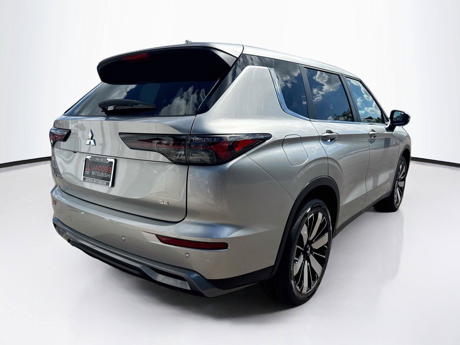 New 2026 Mitsubishi Outlander SE FWD image 5