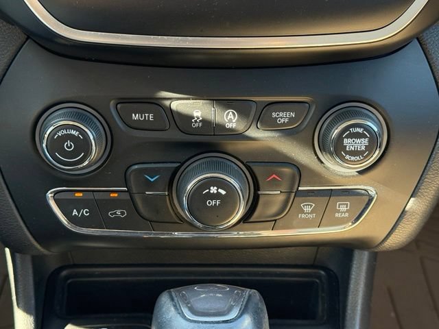 Used 2019 Jeep Cherokee Latitude Plus w/ Cold Weather Group AWD/4WD image 28