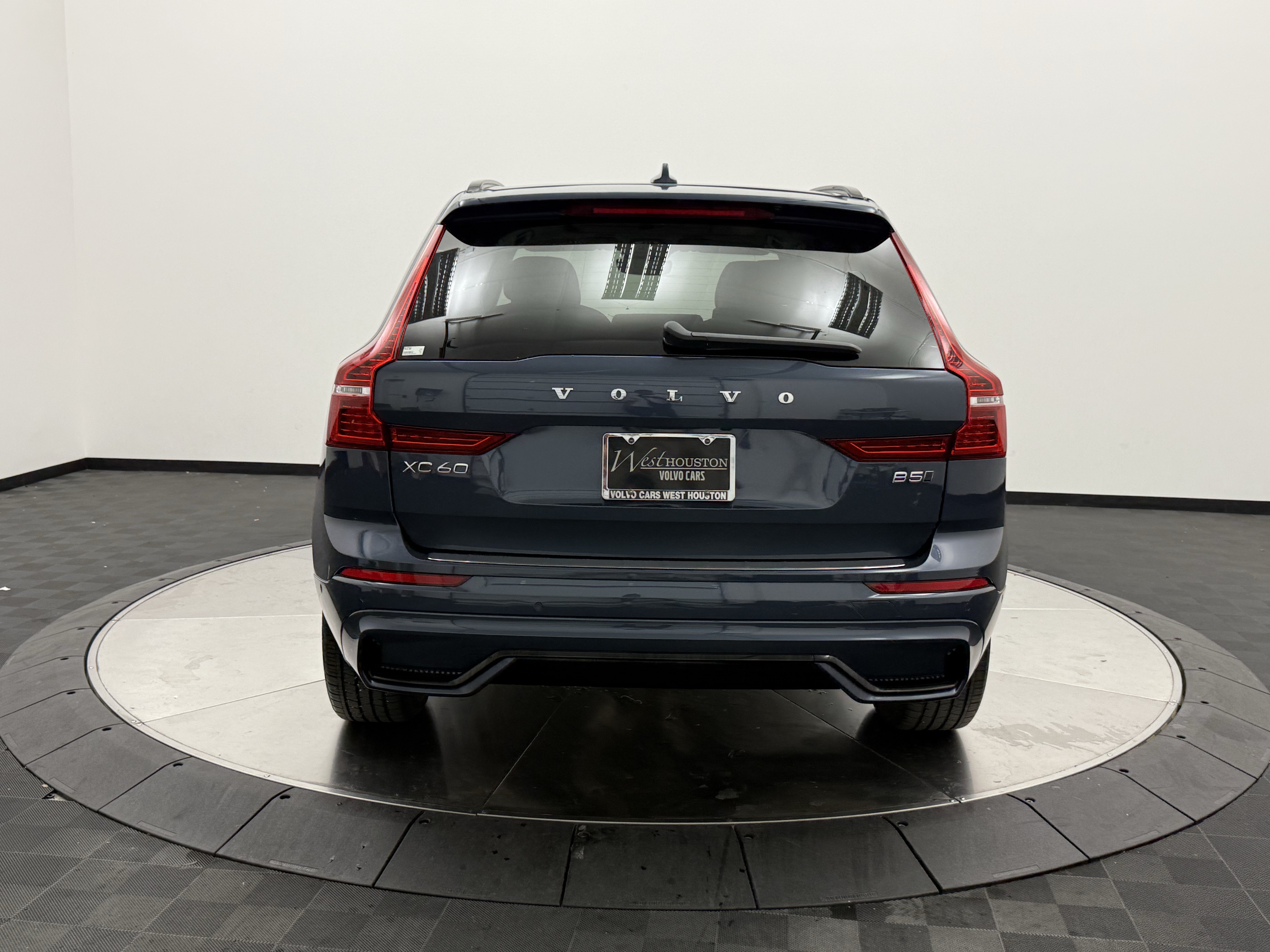Certified 2025 Volvo XC60 B5 Plus w/ Protection Package Premier AWD/4WD image 5