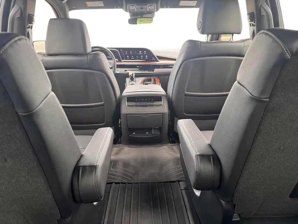 Used 2024 Cadillac Escalade Luxury AWD/4WD image 21