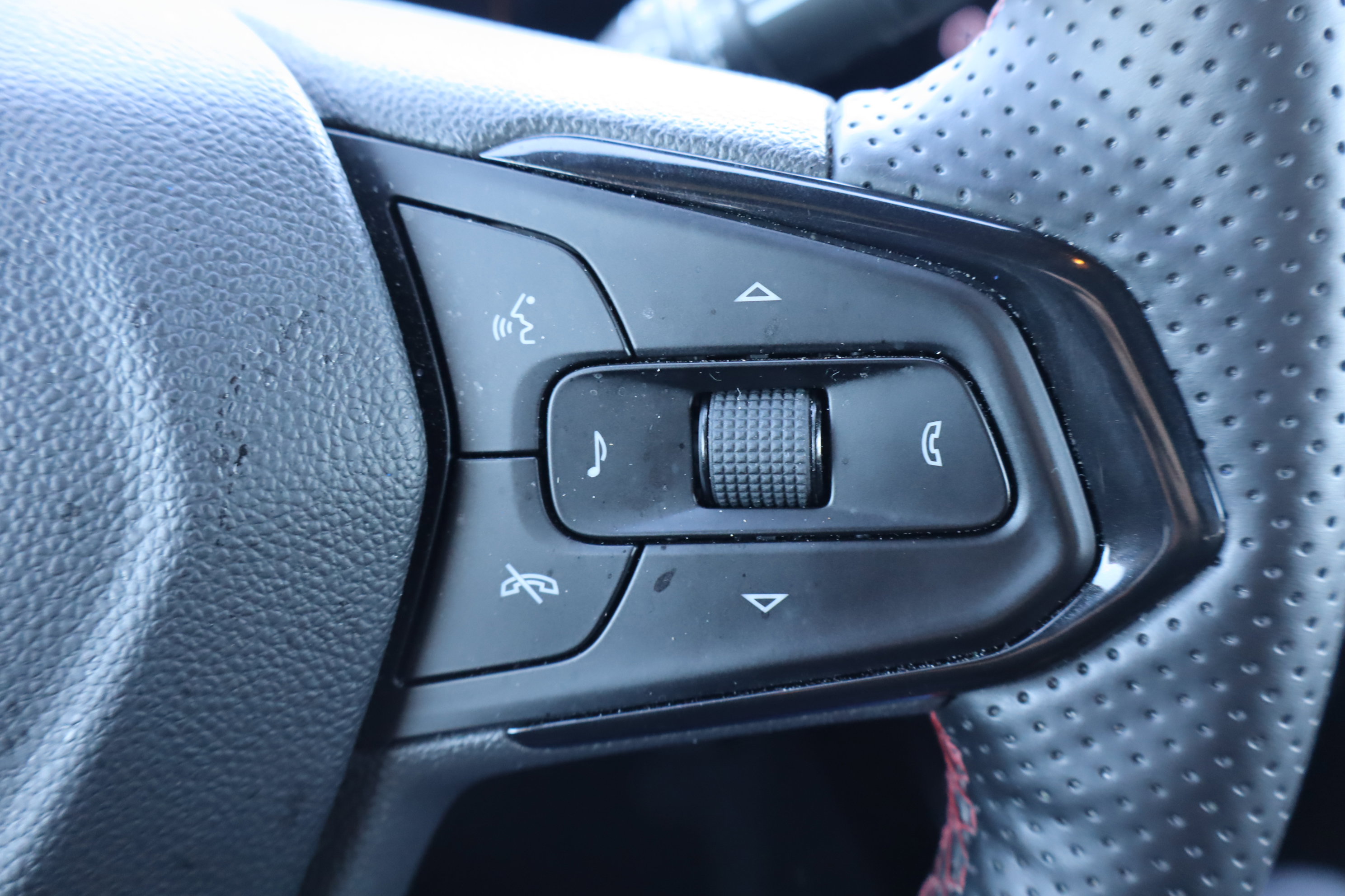 Certified 2024 Chevrolet Trax RS w/ Driver Confidence Package image 21