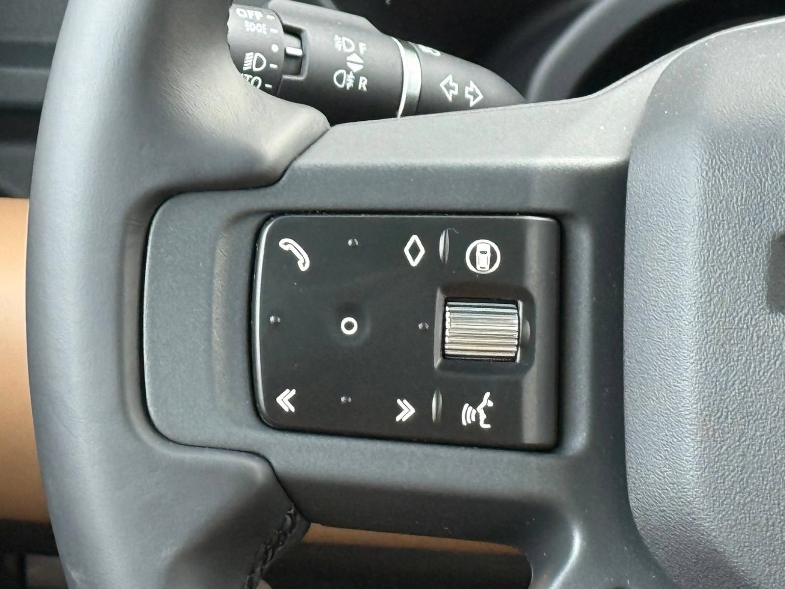 New 2026 Land Rover Defender 110 X-Dynamic SE AWD/4WD image 32