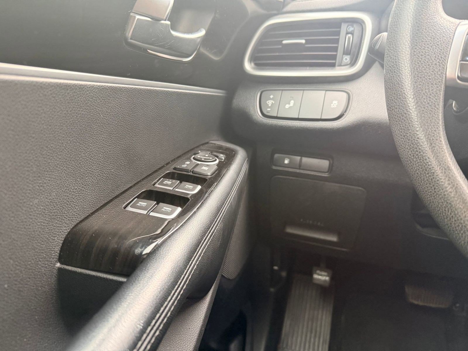 Used 2019 Kia Sorento LX V6 image 24