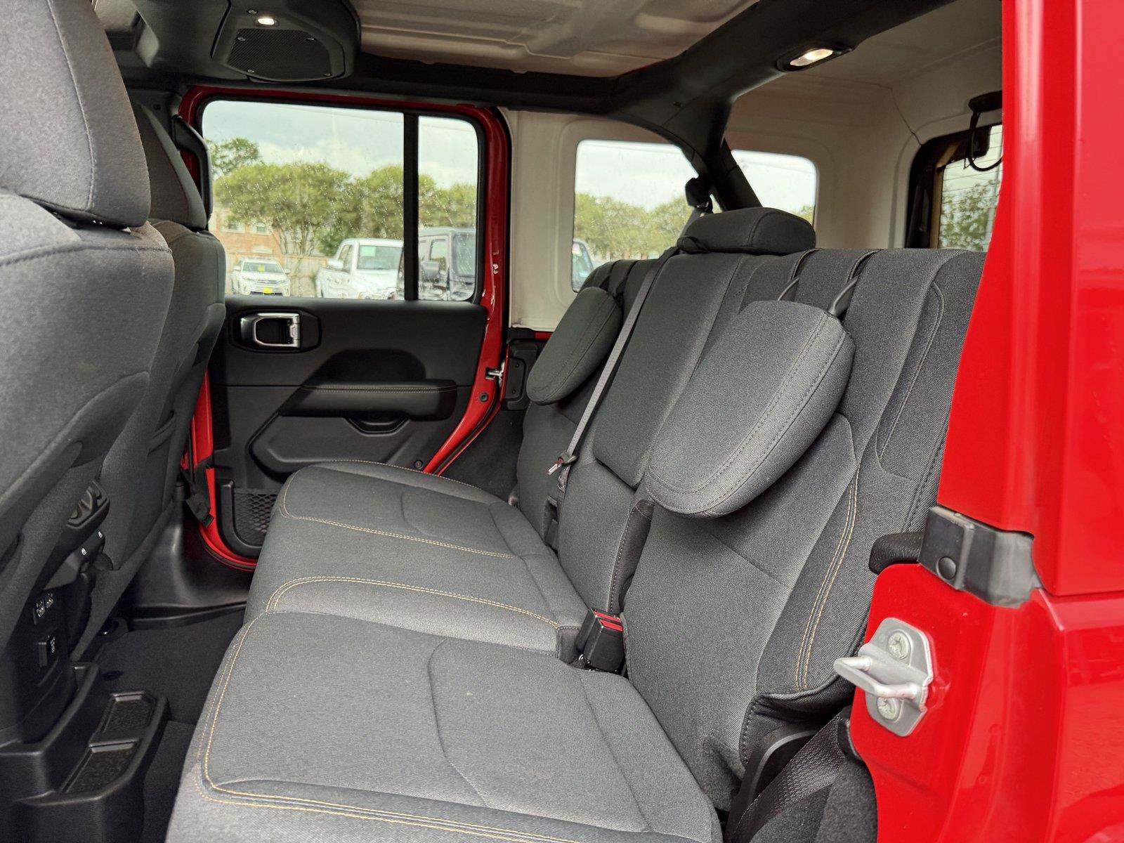 Used 2025 Jeep Wrangler Unlimited Sahara AWD/4WD image 18