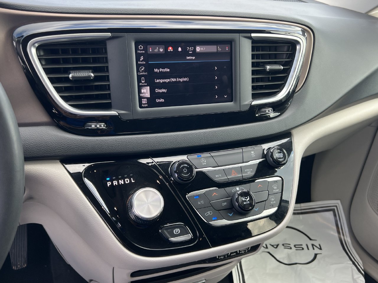 Used 2022 Chrysler Voyager LX FWD image 15
