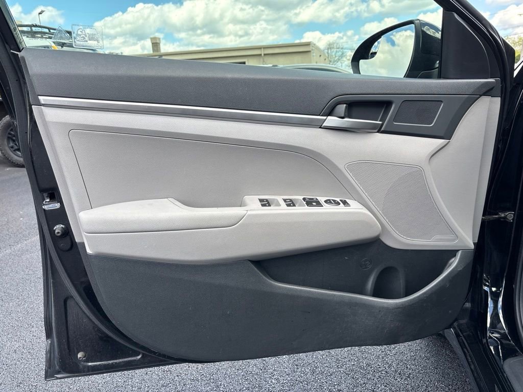 Used 2019 Hyundai Elantra SE w/ Winter Weather Package FWD image 17