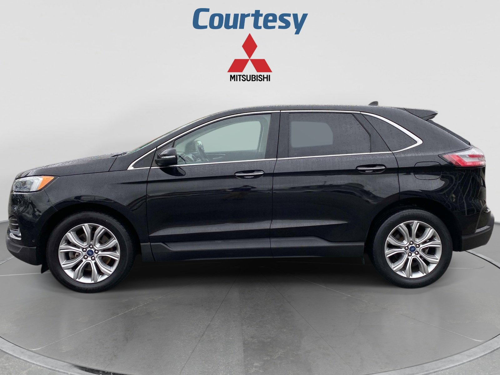 Used 2019 Ford Edge Titanium w/ Equipment Group 301A AWD/4WD image 2