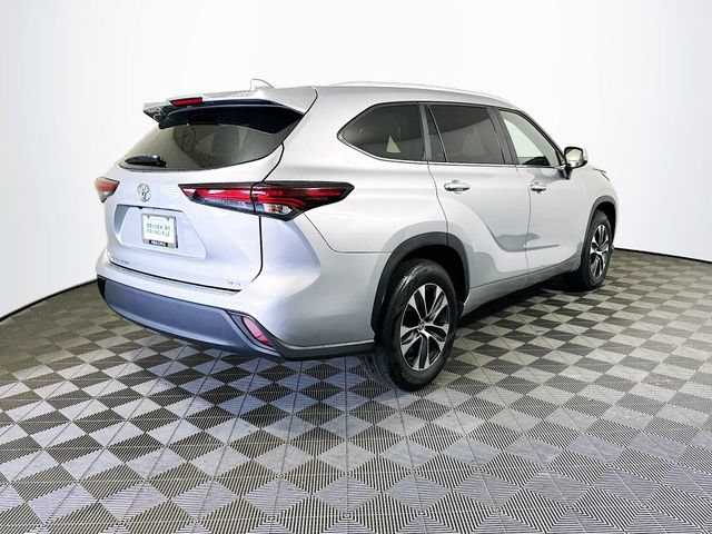 Certified 2025 Toyota Highlander XLE FWD image 8