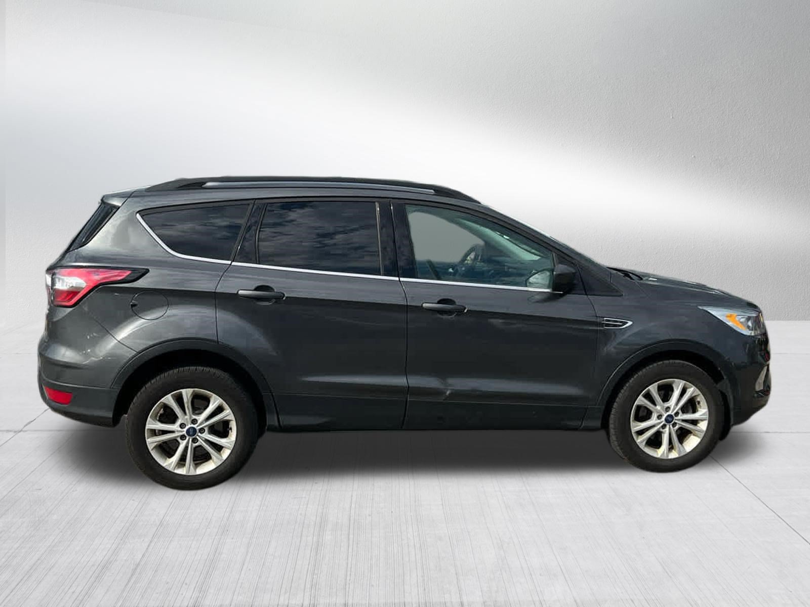 Used 2017 Ford Escape SE w/ Equipment Group 201A FWD image 2