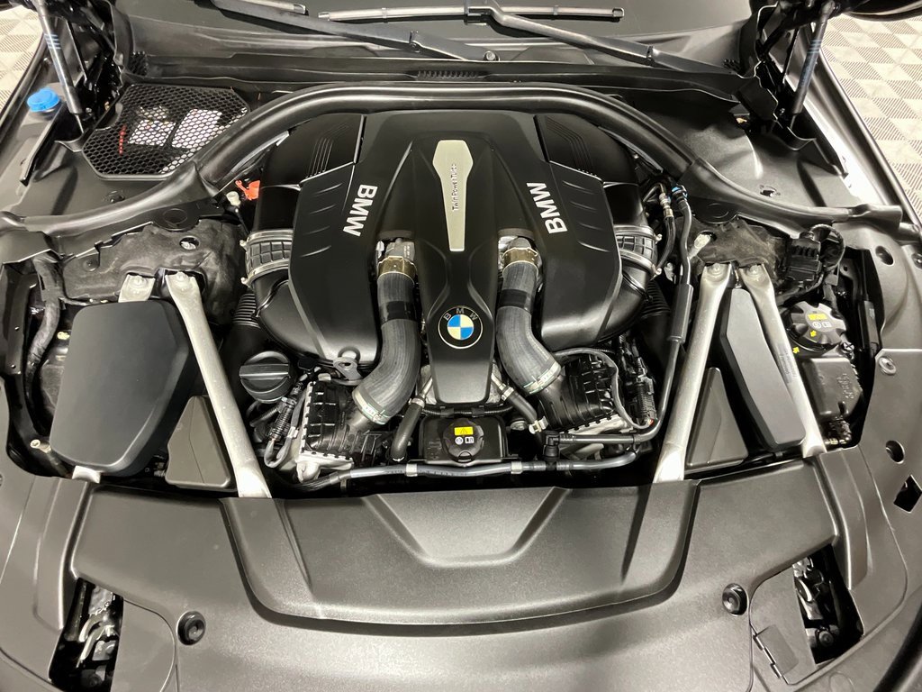Used 2019 BMW 750i image 27