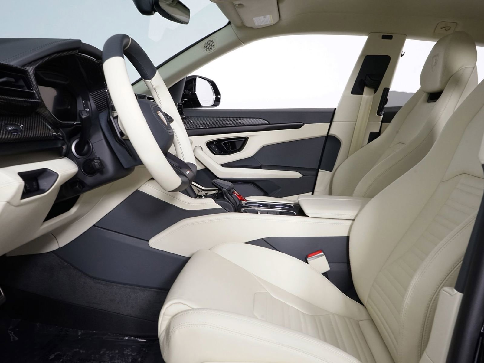 Used 2026 Lamborghini Urus SE AWD/4WD image 4