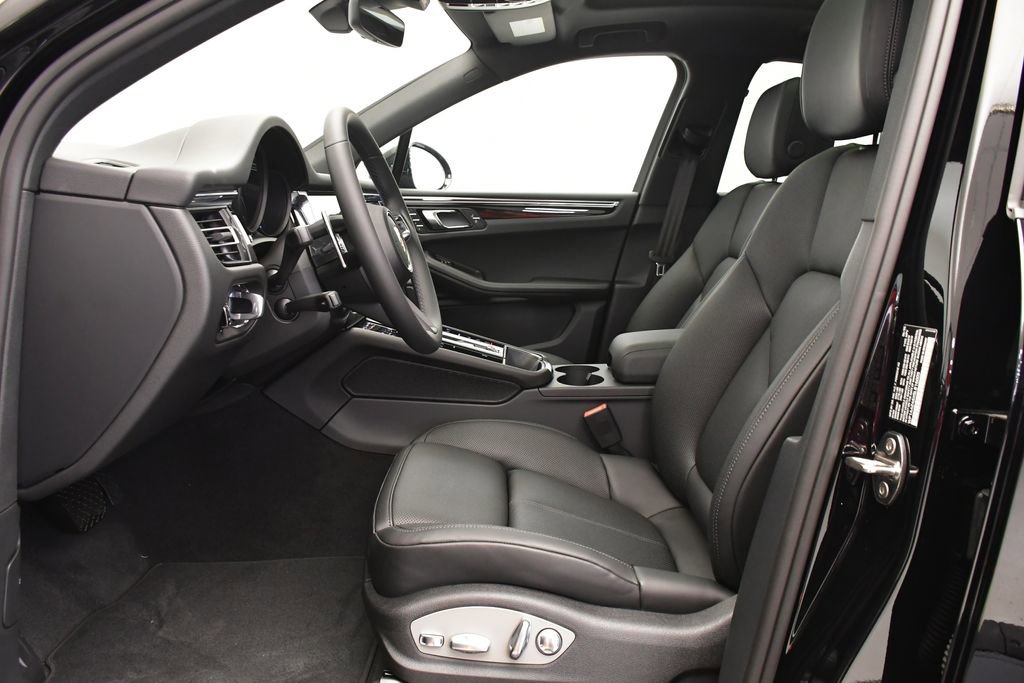 Certified 2025 Porsche Macan Turbo AWD/4WD image 5