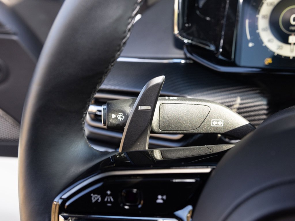 Used 2025 Aston Martin V8 Vantage Coupe RWD image 35