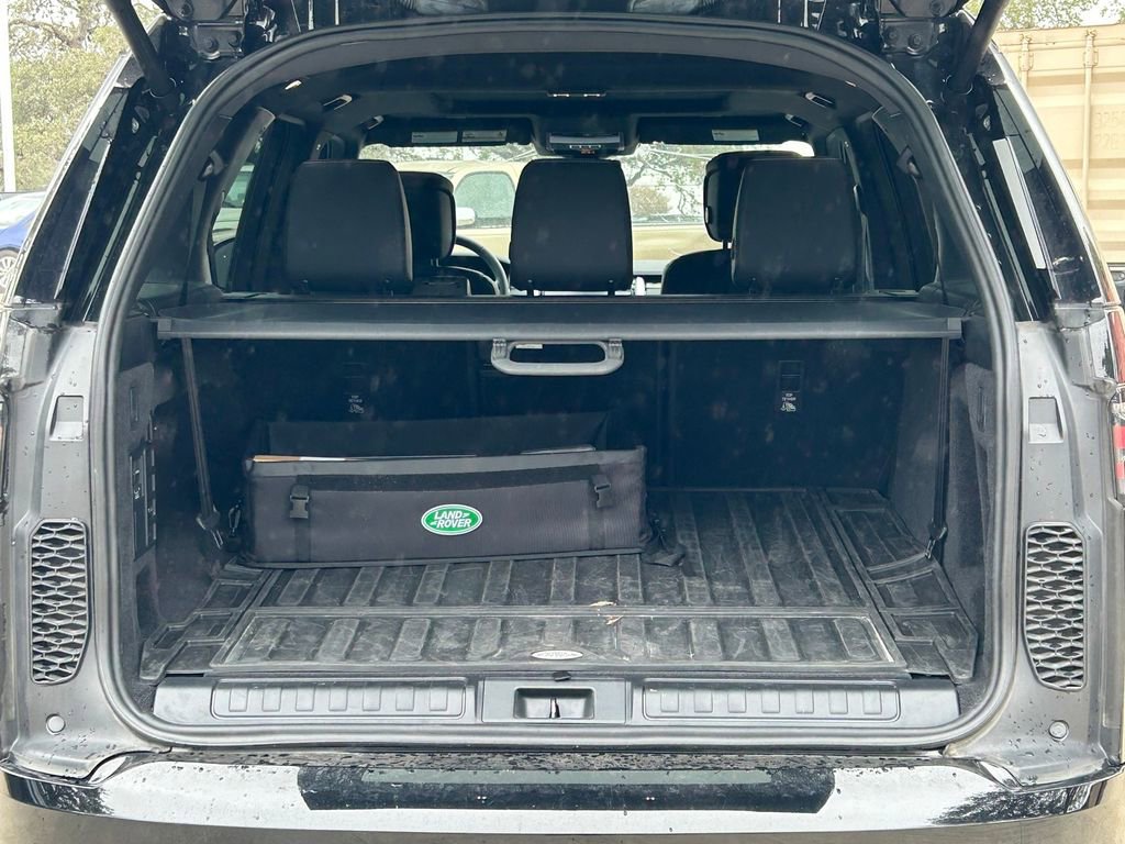 Used 2024 Land Rover Discovery Dynamic SE image 14