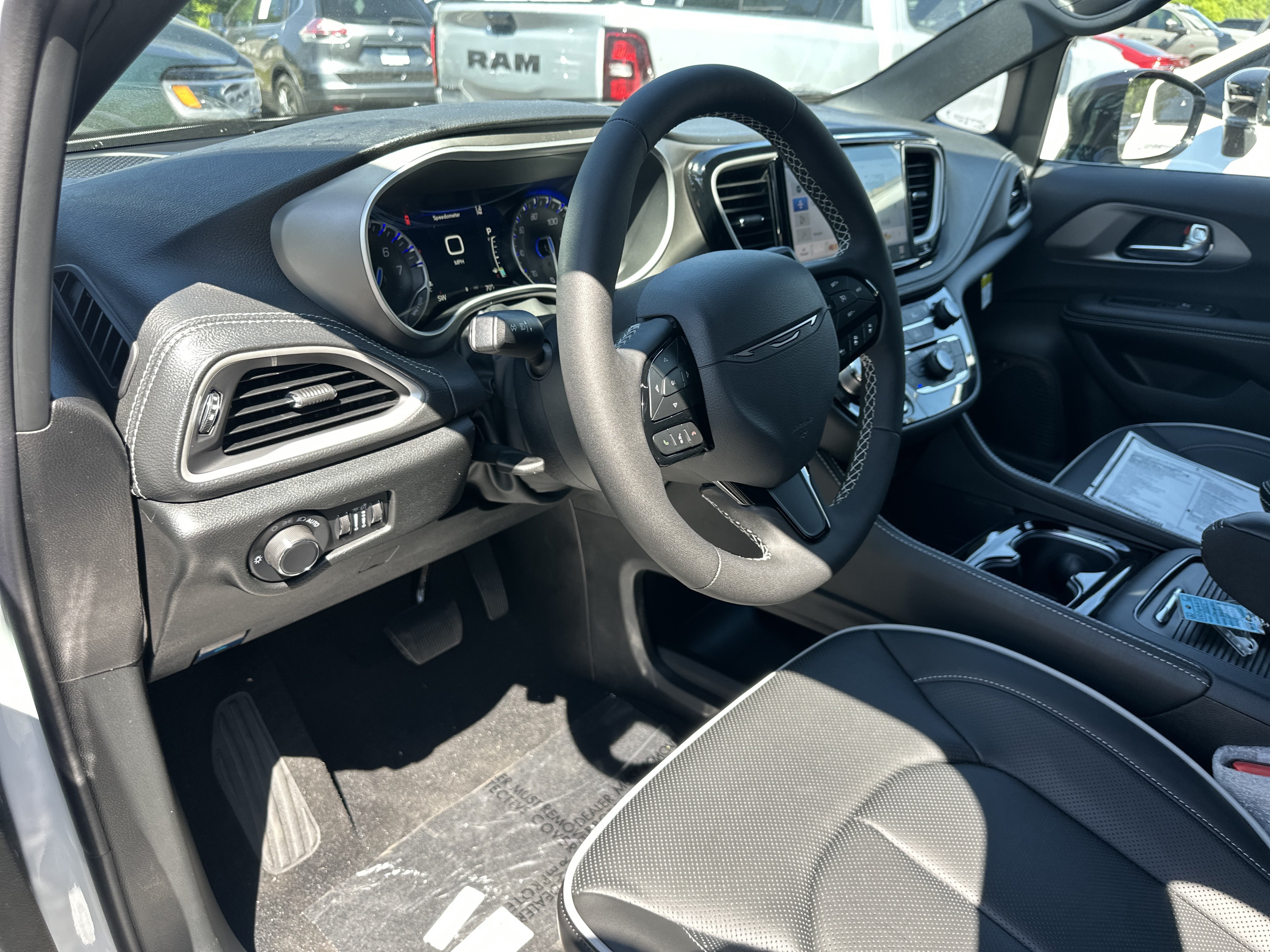 New 2027 Chrysler Pacifica Limited w/ Family Tech Group FWD image 30