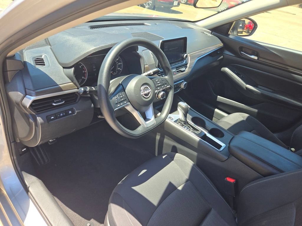Used 2025 Nissan Altima 2.5 SV FWD image 15