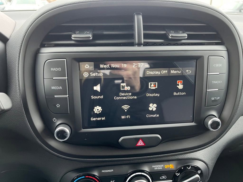 Used 2025 Kia Soul LX w/ LX Technology Package FWD image 19