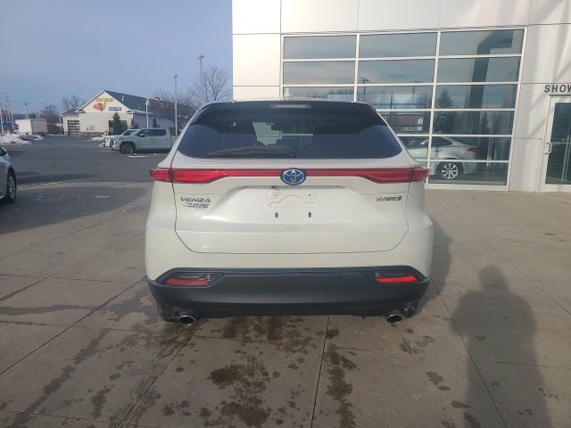 Used 2022 Toyota Venza LE image 6