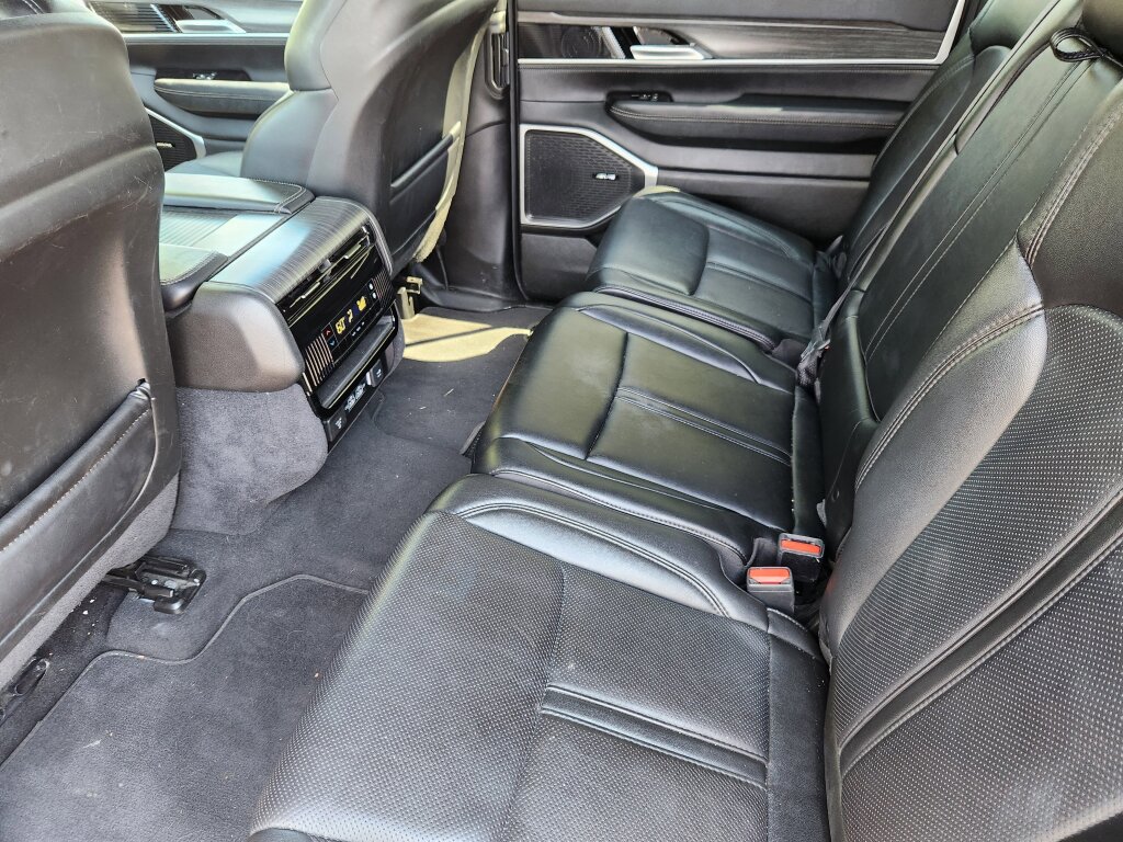 Used 2024 Jeep Wagoneer Series II w/ Flexible Seating Group image 9