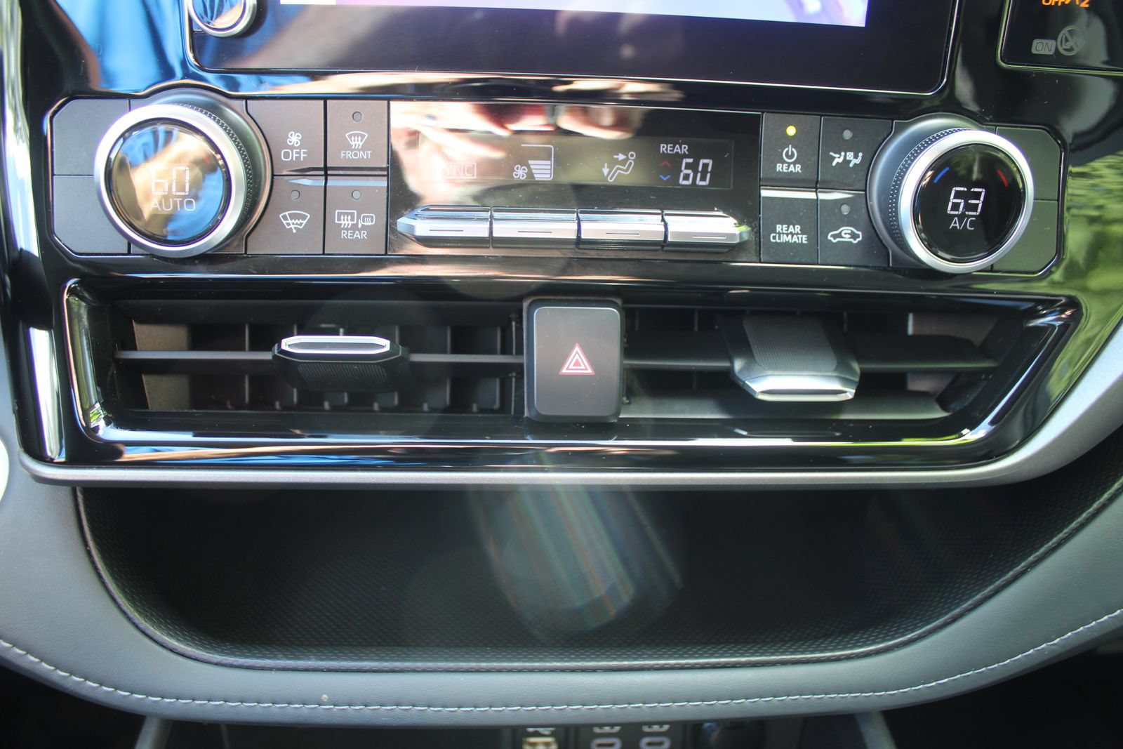 Used 2024 Toyota Highlander LE FWD image 43