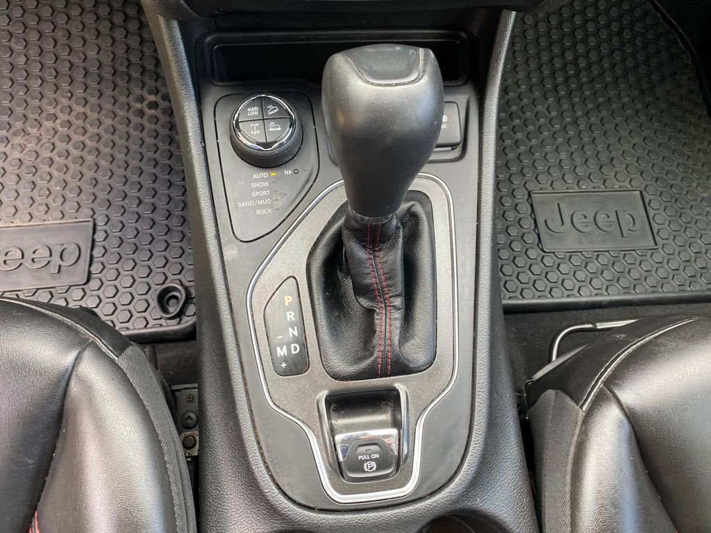 Used 2021 Jeep Cherokee Trailhawk w/ Technology Group AWD/4WD image 16