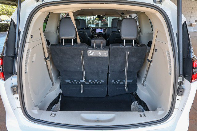 Used 2021 Chrysler Pacifica Touring-L FWD image 31