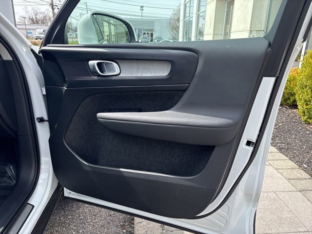 Used 2025 Volvo XC40 B5 Core image 15