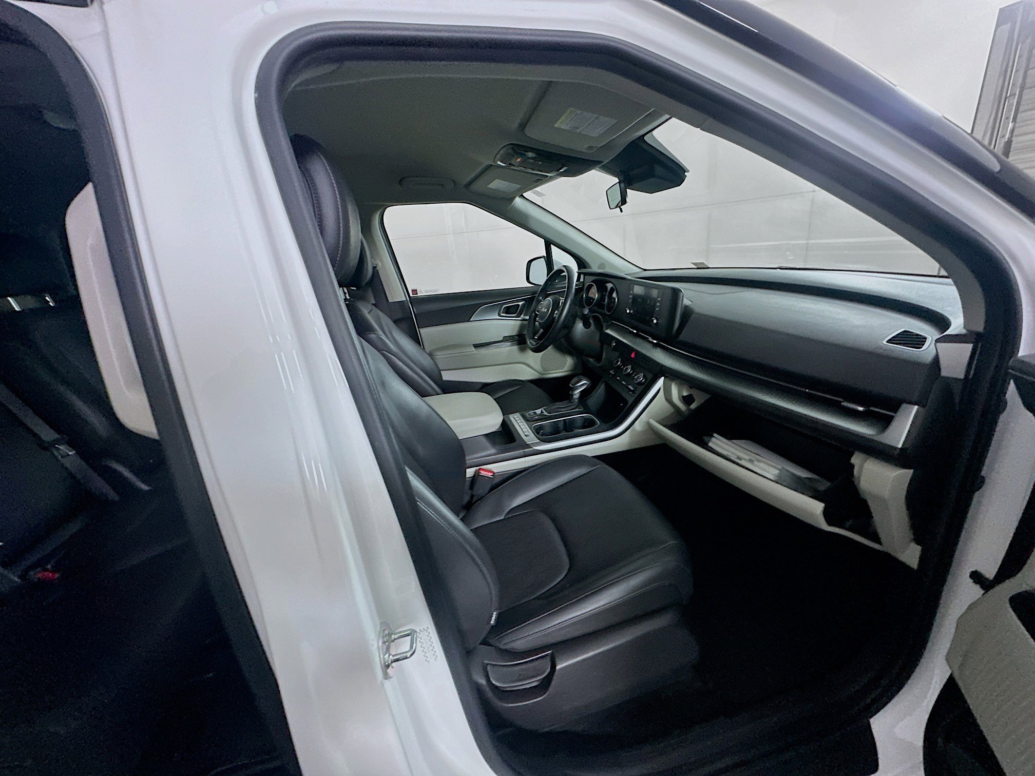 Used 2024 Kia Carnival LX image 31