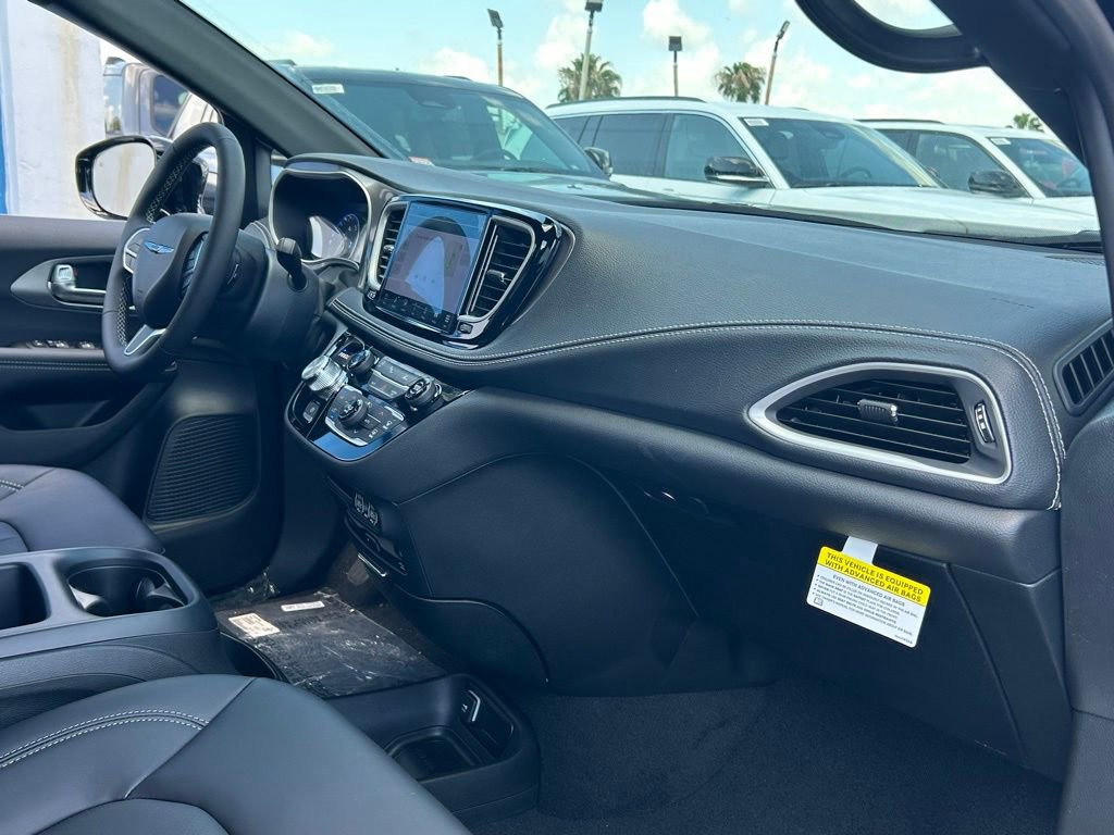 New 2025 Chrysler Pacifica Select w/ Uconnect Theater Family Group image 23