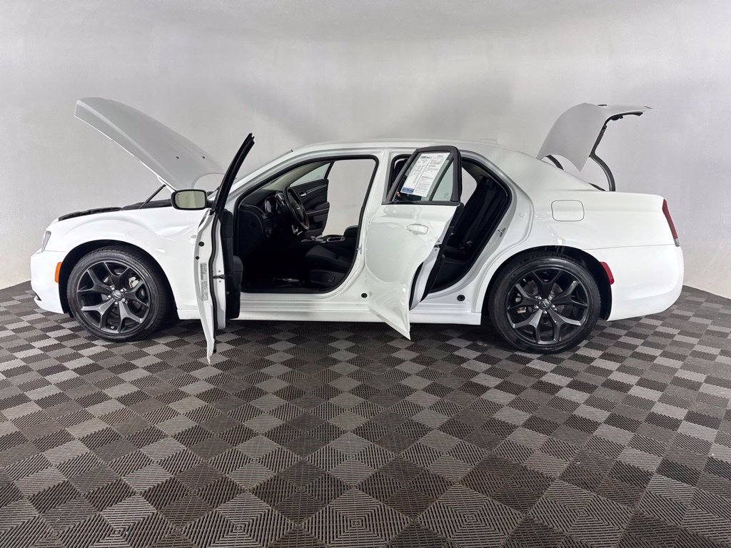 Used 2022 Chrysler 300 Touring w/ Sport Appearance Package RWD image 10