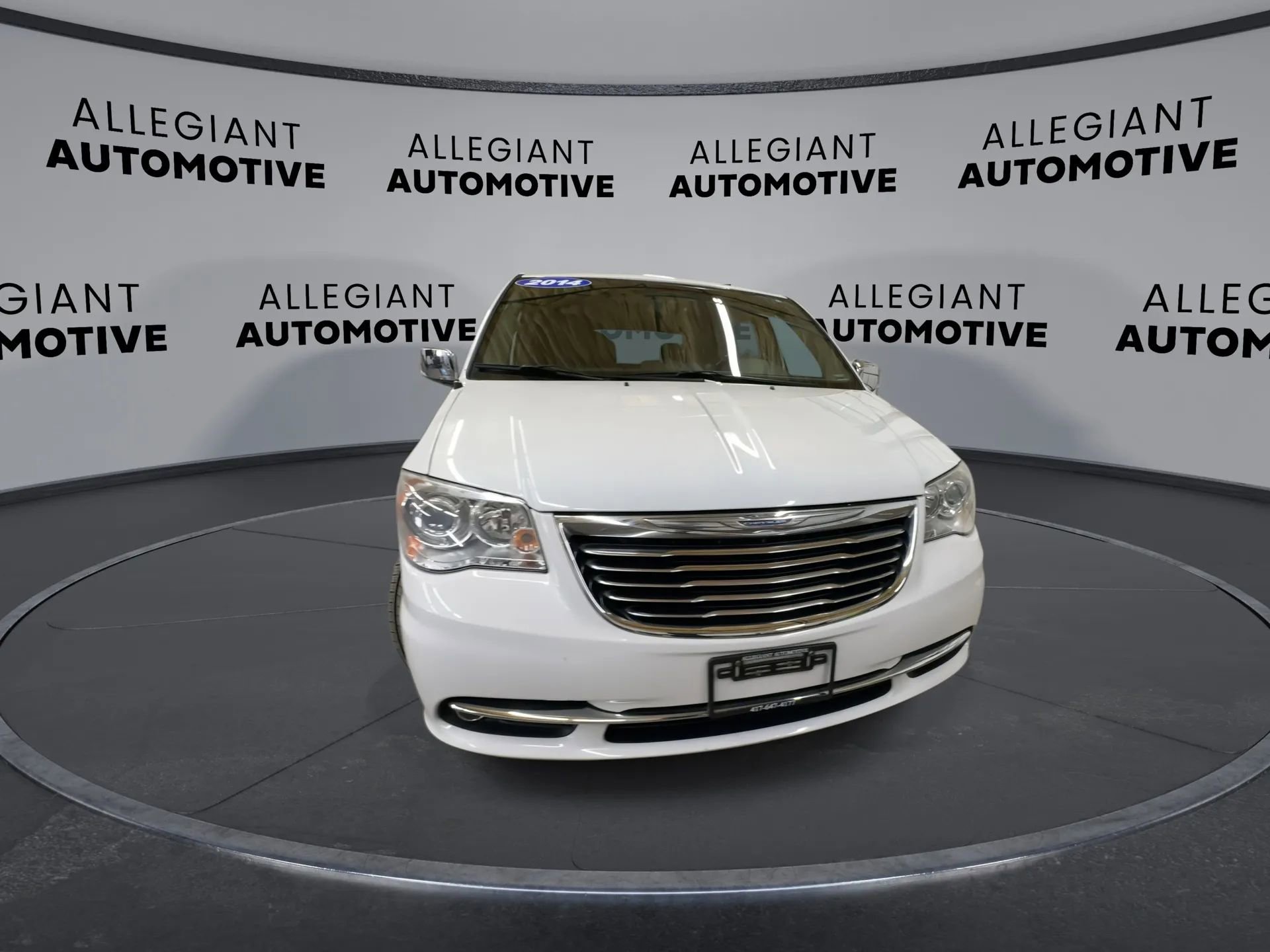 Used 2014 Chrysler Town & Country Limited w/ Luxury Group FWD image 5