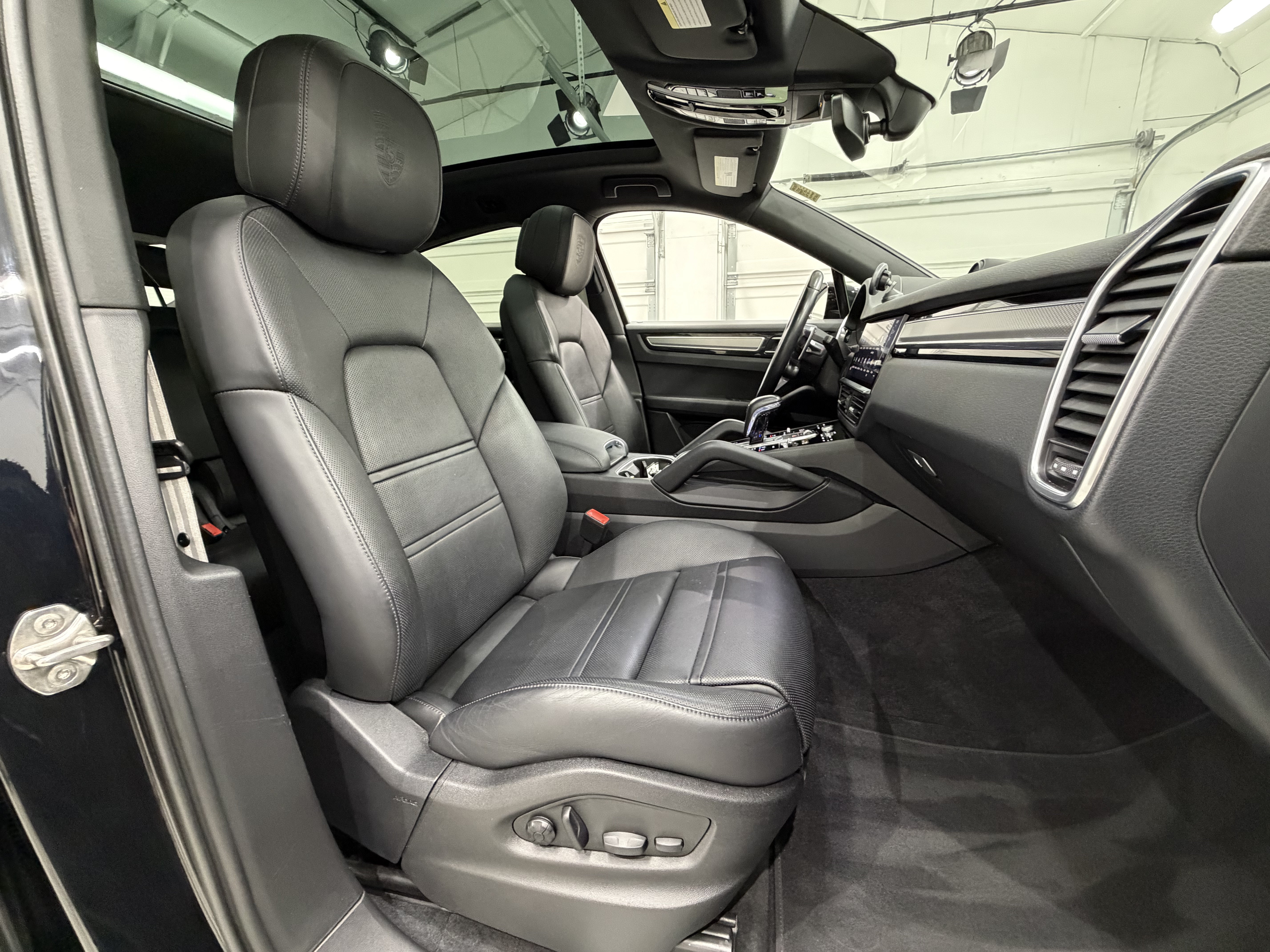 Certified 2022 Porsche Cayenne Platinum Edition AWD/4WD image 23