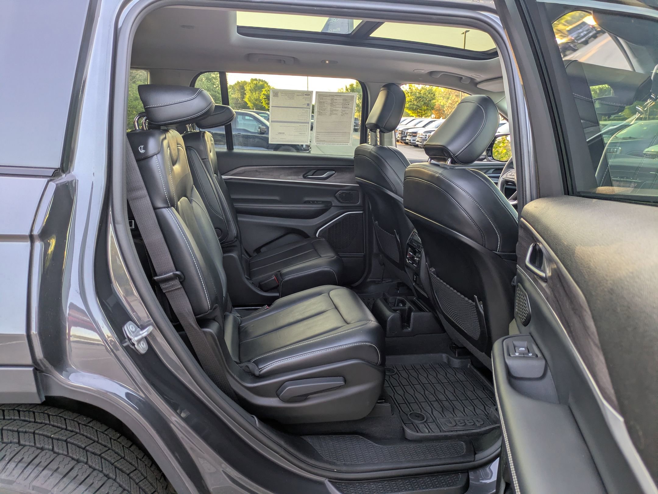 Used 2022 Jeep Grand Cherokee L Limited AWD/4WD image 38