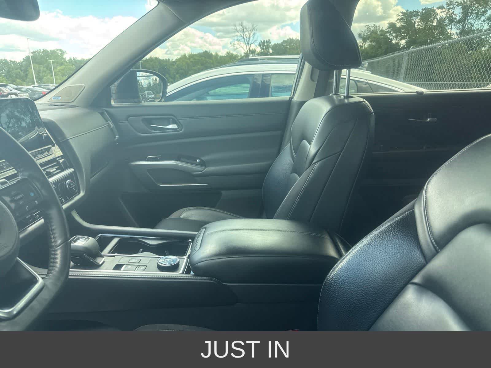 Used 2022 Nissan Pathfinder SL AWD/4WD image 32