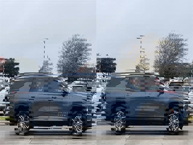 Used 2024 Chevrolet Traverse LT image 3